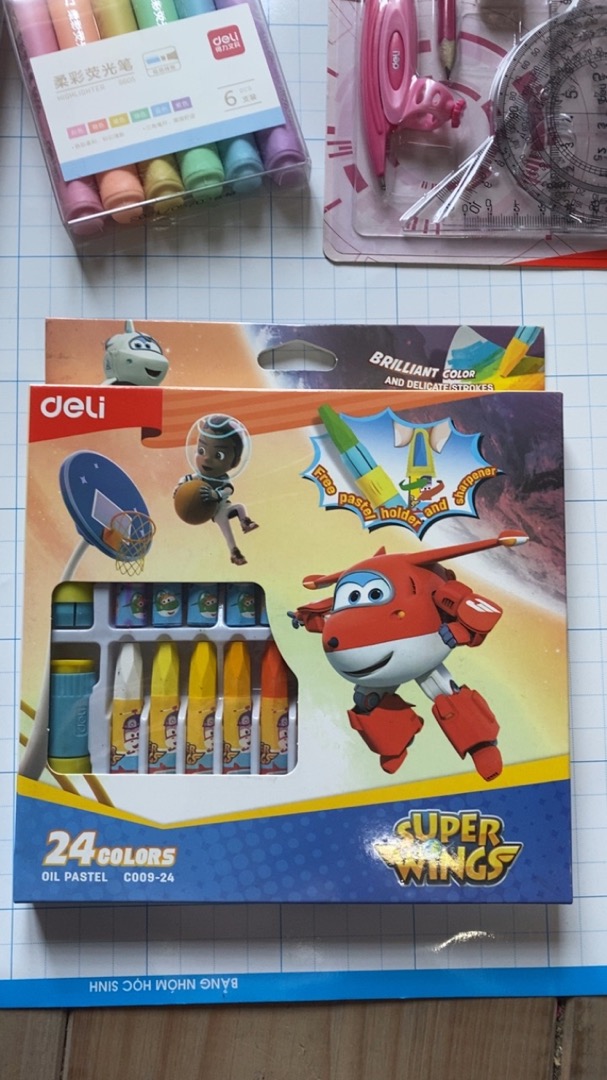 Bút Sáp Dầu SuperWings Deli EC009 - Hộp 12/18/24 Màu Sắc Tươi Sáng Dành Cho Trẻ Em - Đồ Dùng Học Tập Sáng Tạo