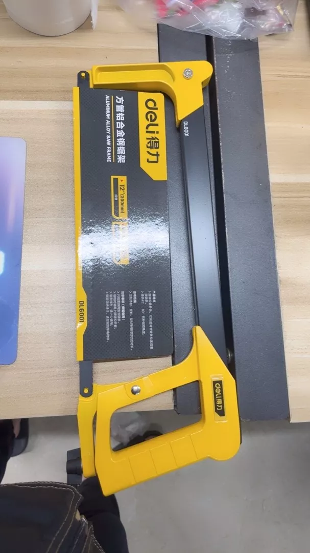 Khung Cưa Cầm Tay Hợp Kim Nhôm Deli DL6001 - Lưỡi Cưa Sắc Bén, Tay Cầm Nhựa êm Ái, Dụng Cụ Sửa Chữa Nhà Cửa Chất Lượng