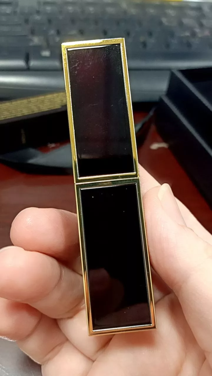 Son Tom Ford Lip Color 27 Shameless - Màu Đỏ Gạch Siêu Mịn Lì, Tôn Đường Viền Môi, Quà Tặng Đặc Biệt Hấp Dẫn