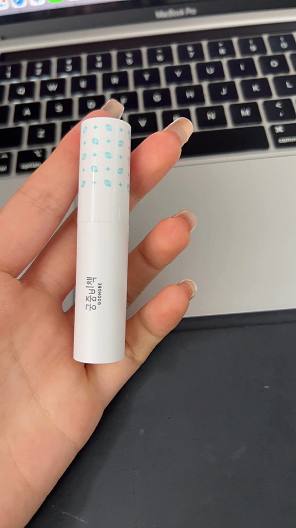 Son dưỡng mềm môi cho bé Goongbe Moisture Lip Balm không màu