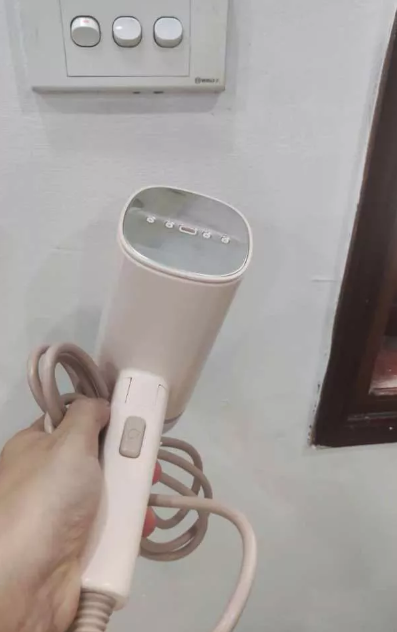 Bàn là hơi nước cầm tay gấp gọn Seka SK547 - Công suất lớn 1200W, 7 vòi phun, khử trùng hiệu quả, nhẹ và dễ sử dụng