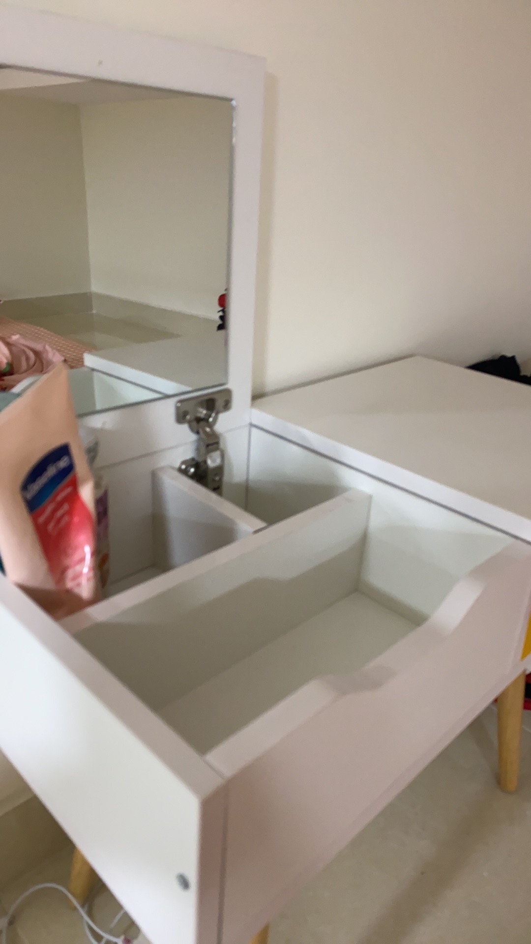 Bàn Trang Điểm Mini Màu Trắng Ngồi Bệt Chân Gỗ Sồi - Thiết Kế Hiện Đại Tiện Lợi Cho Phòng Ngủ Nhỏ Gọn