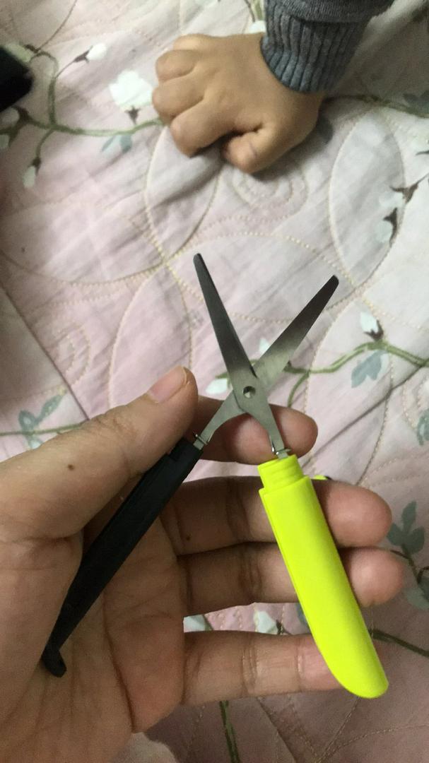 Kéo Mini Tiện Lợi Deli 600 Nhiều Màu - Dụng Cụ Thủ Công Gọn Nhẹ Cho Học Sinh, Nhân Viên Văn Phòng