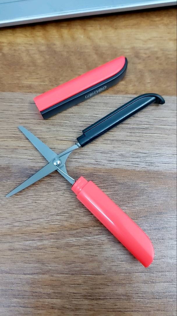 Kéo Mini Tiện Lợi Deli 600 Nhiều Màu - Dụng Cụ Thủ Công Gọn Nhẹ Cho Học Sinh, Nhân Viên Văn Phòng