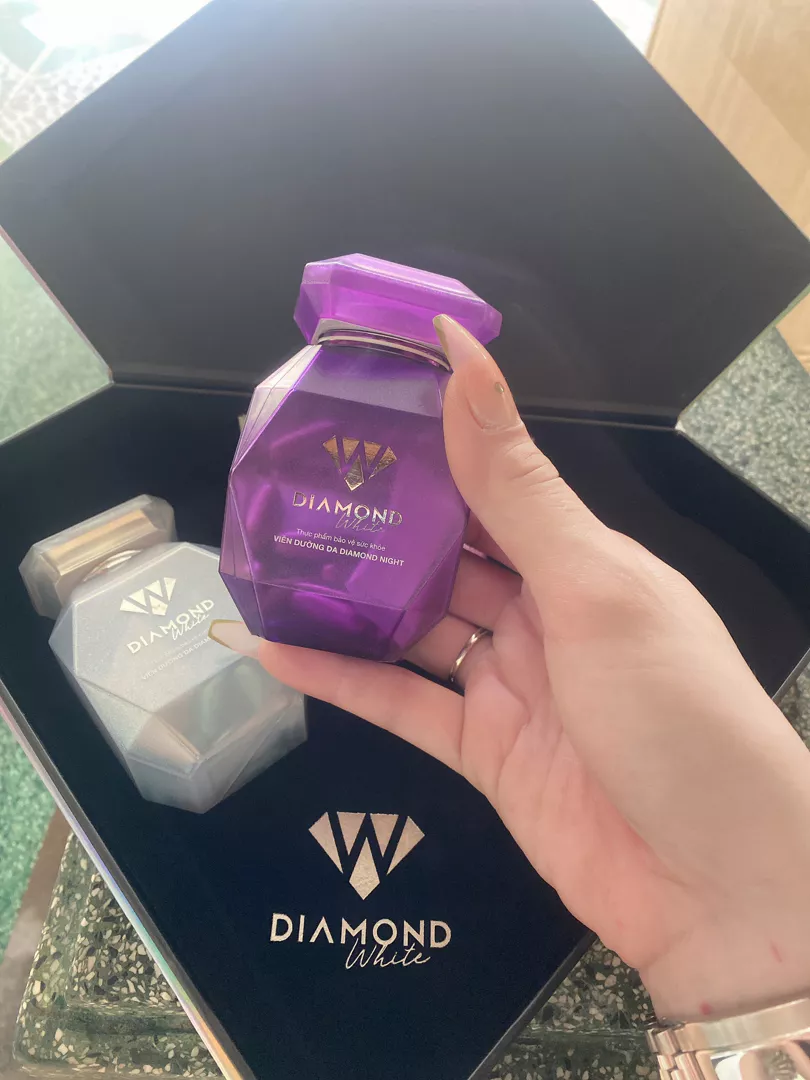 Viên uống dưỡng trắng da Diamond White Day & Night - Giúp làm đẹp da, cải thiện đàn hồi, sáng khỏe và mịn màng cho phụ nữ từ 18 tuổi trở lên.