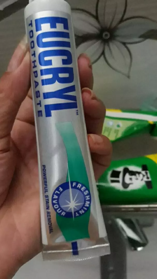 Kem Đánh Răng Eucryl 62g - Hương Bạc Hà Tươi Mát, Làm Sạch Mảng Bám và Vết Ố, Giúp Răng Trắng Sáng, Hơi Thở Thơm Mát
