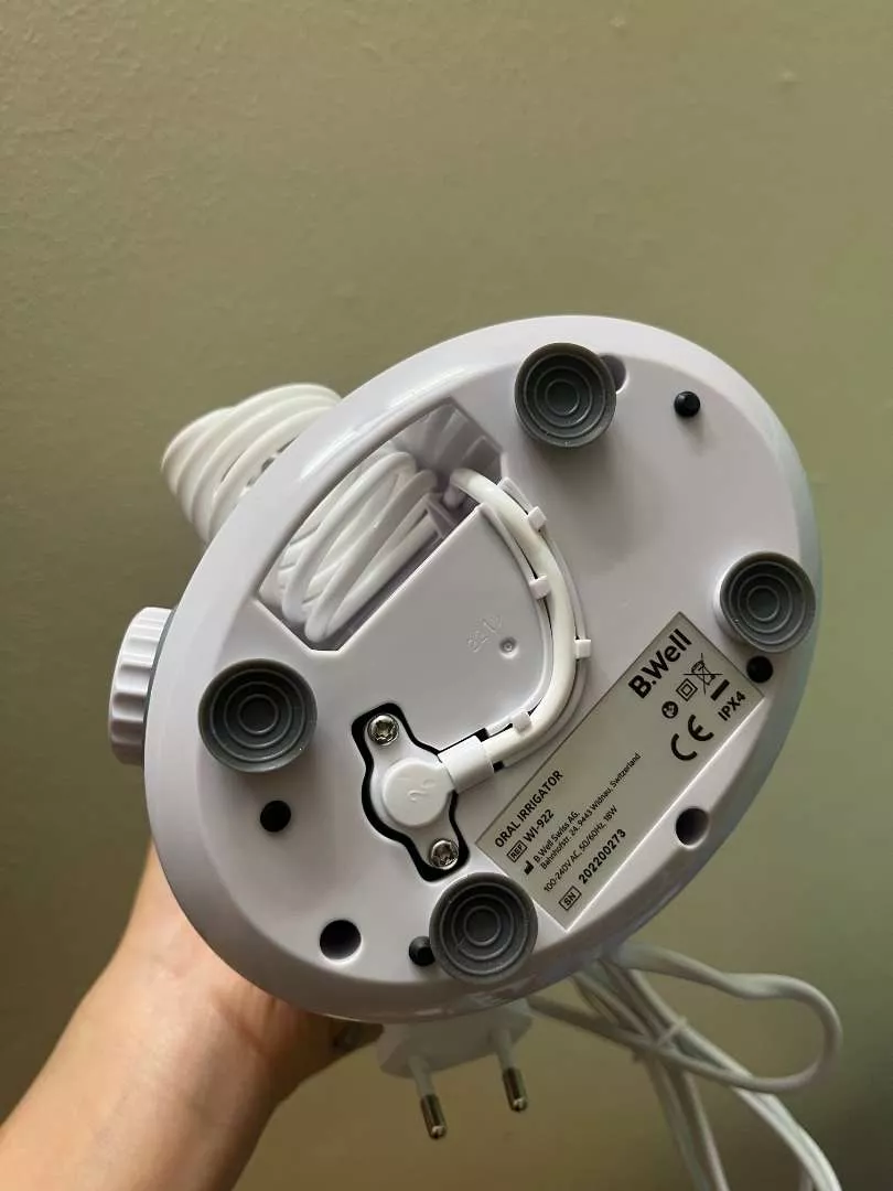 Máy tăm nước B.Well Swiss WI-922 với 7 đầu phun và 10 mức độ điều chỉnh, hỗ trợ vệ sinh răng miệng cho cả gia đình, dễ sử dụng.