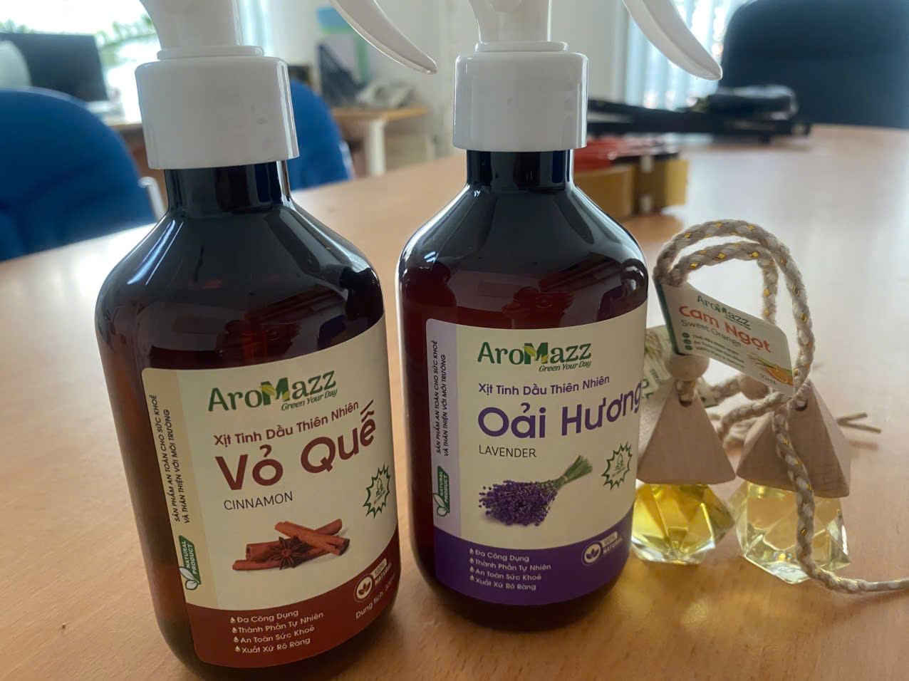 Xịt Tinh Dầu Thiên Nhiên AroMazz 300ml - Khử Mùi, Xịt Thơm Phòng và Diệt Khuẩn - Nhiều Mùi Hương Từ Thiên Nhiên