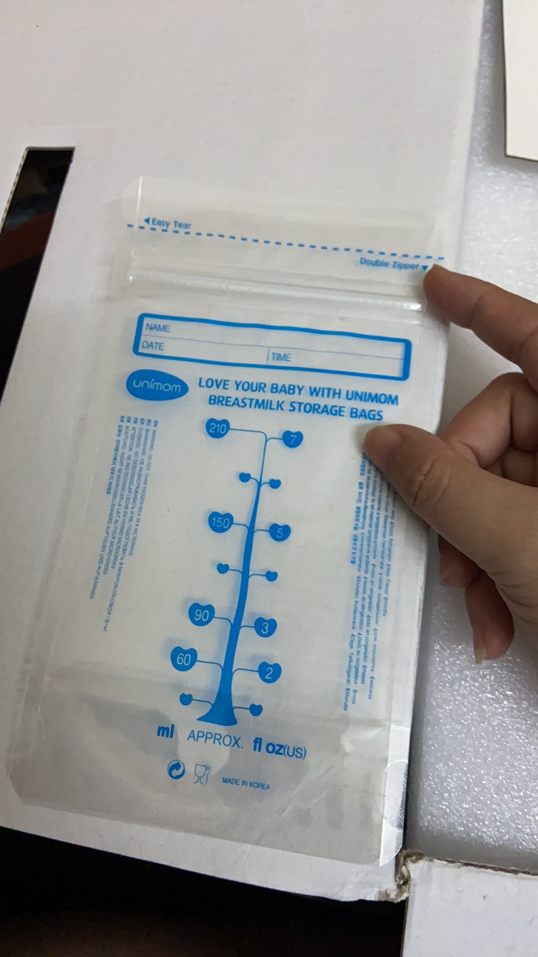 Túi trữ sữa Unimom Compact 210ml - Hộp 30 túi không BPA, an toàn cho mẹ và bé, tiện lợi lưu trữ sữa mẹ trong tủ lạnh hoặc tủ đông.