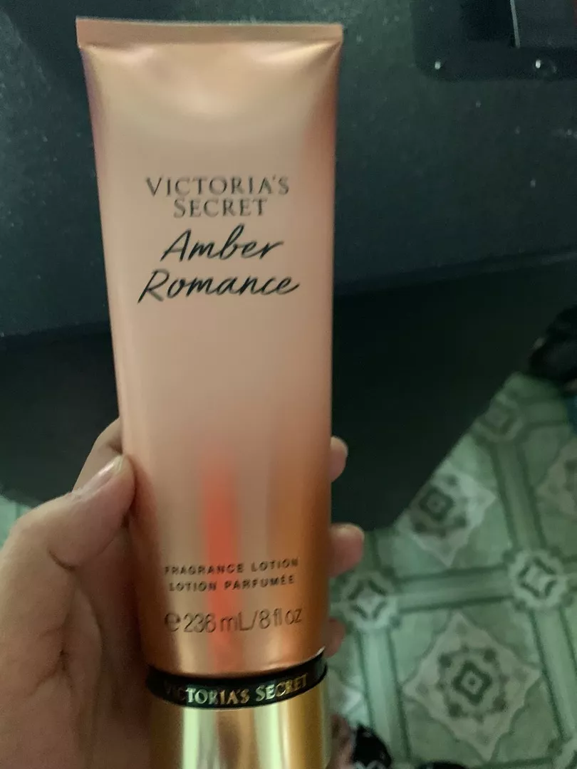 Sữa Dưỡng Thể Victoria's Secret Amber Romance 236ml - Dưỡng Ẩm, Làm Trắng Da, Hương Ngọt Ngào, Duy Trì Làn Da Tươi Mát