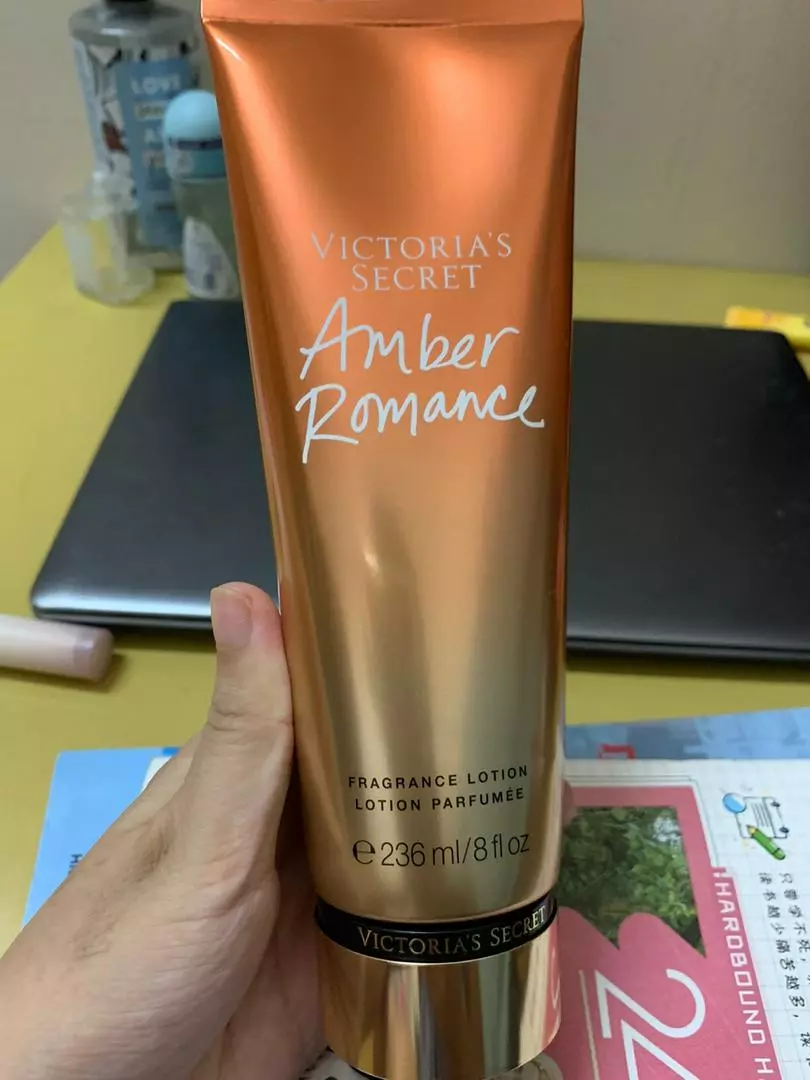 Sữa Dưỡng Thể Victoria's Secret Amber Romance 236ml - Dưỡng Ẩm, Làm Trắng Da, Hương Ngọt Ngào, Duy Trì Làn Da Tươi Mát