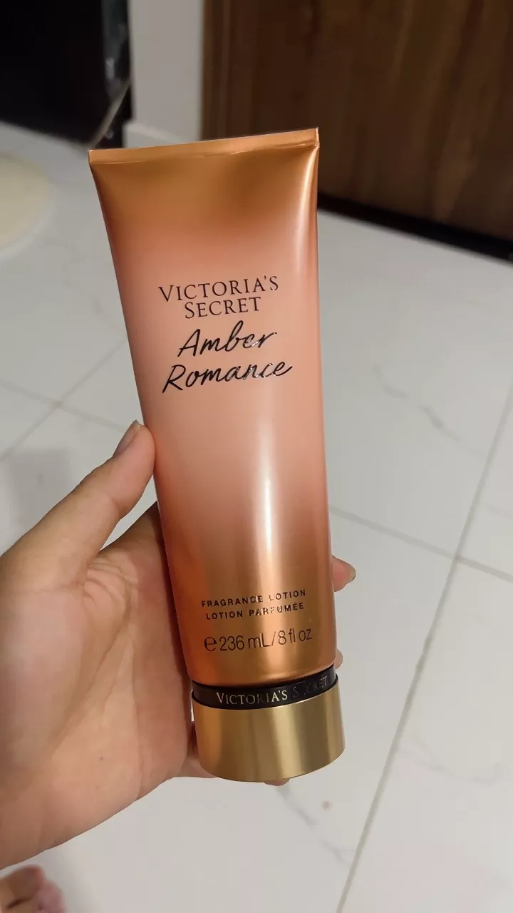 Sữa Dưỡng Thể Victoria's Secret Amber Romance 236ml - Dưỡng Ẩm, Làm Trắng Da, Hương Ngọt Ngào, Duy Trì Làn Da Tươi Mát