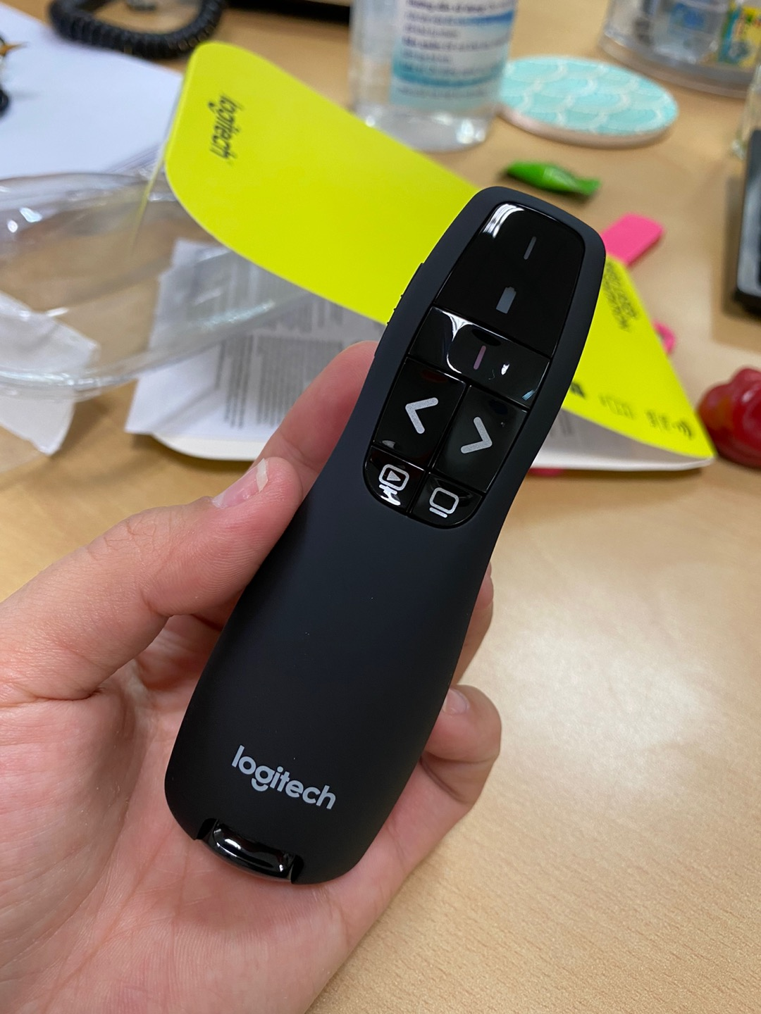 Bút Trình Chiếu Từ Xa Tia Laser R400 Logitech - Thiết Bị Thuyết Trình Không Dây 2.4GHz, Khoảng Cách 15m, Phù Hợp Với Windows & Mac