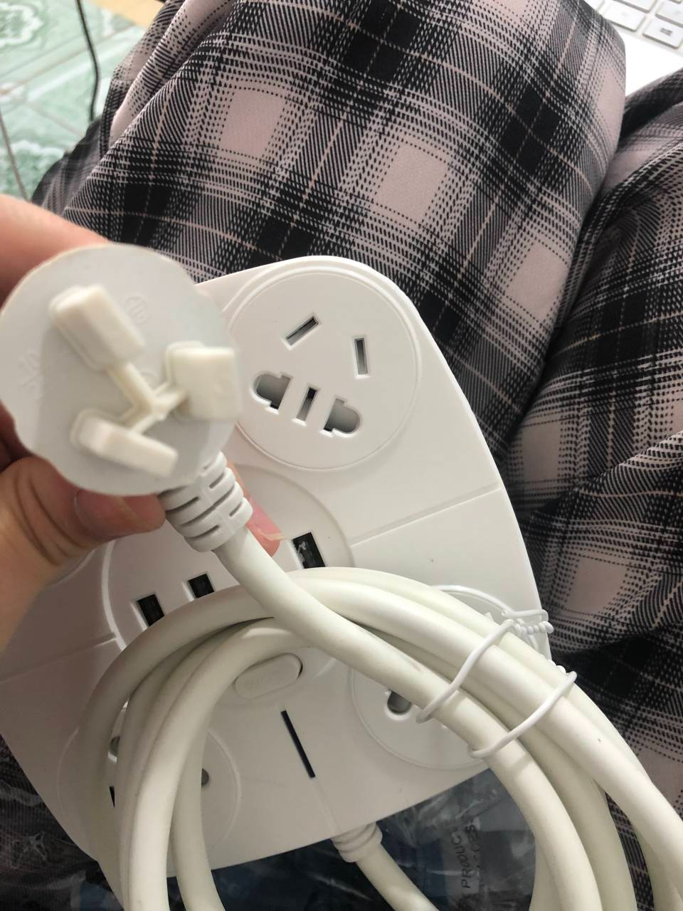 Ổ cắm đa năng Jiashi OCD05 với sạc USB, dây dài 2.8m và giá để điện thoại - Thiết bị tiện lợi cho gia đình