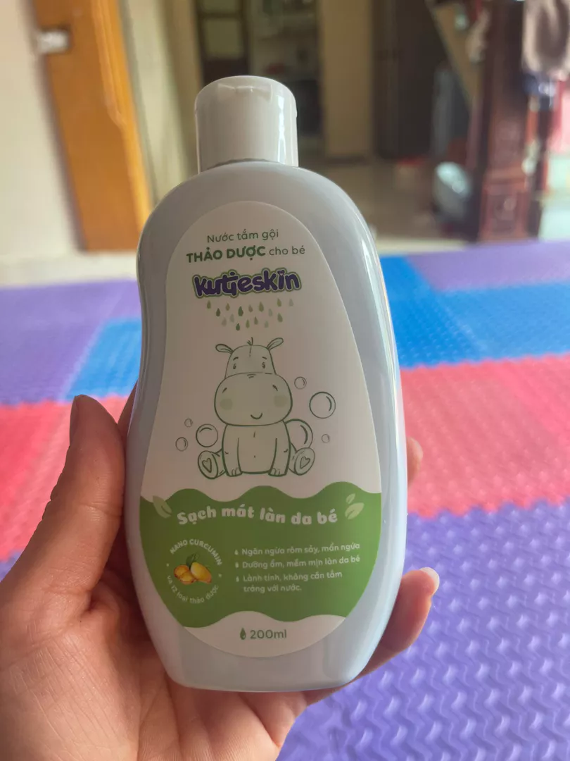 Nước tắm gội cho bé Kutieskin 200ml - Lành tính, không paraben, làm sạch da và tóc, dịu nhẹ cho trẻ sơ sinh, không cần tráng lại với nước.