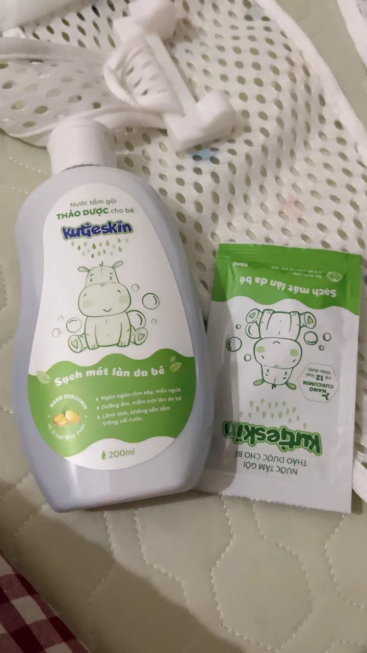 Nước tắm gội cho bé Kutieskin 200ml - Lành tính, không paraben, làm sạch da và tóc, dịu nhẹ cho trẻ sơ sinh, không cần tráng lại với nước.