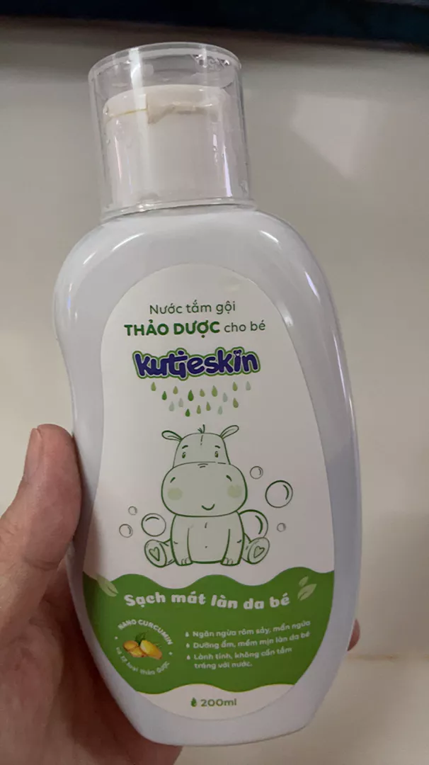 Nước tắm gội cho bé Kutieskin 200ml - Lành tính, không paraben, làm sạch da và tóc, dịu nhẹ cho trẻ sơ sinh, không cần tráng lại với nước.