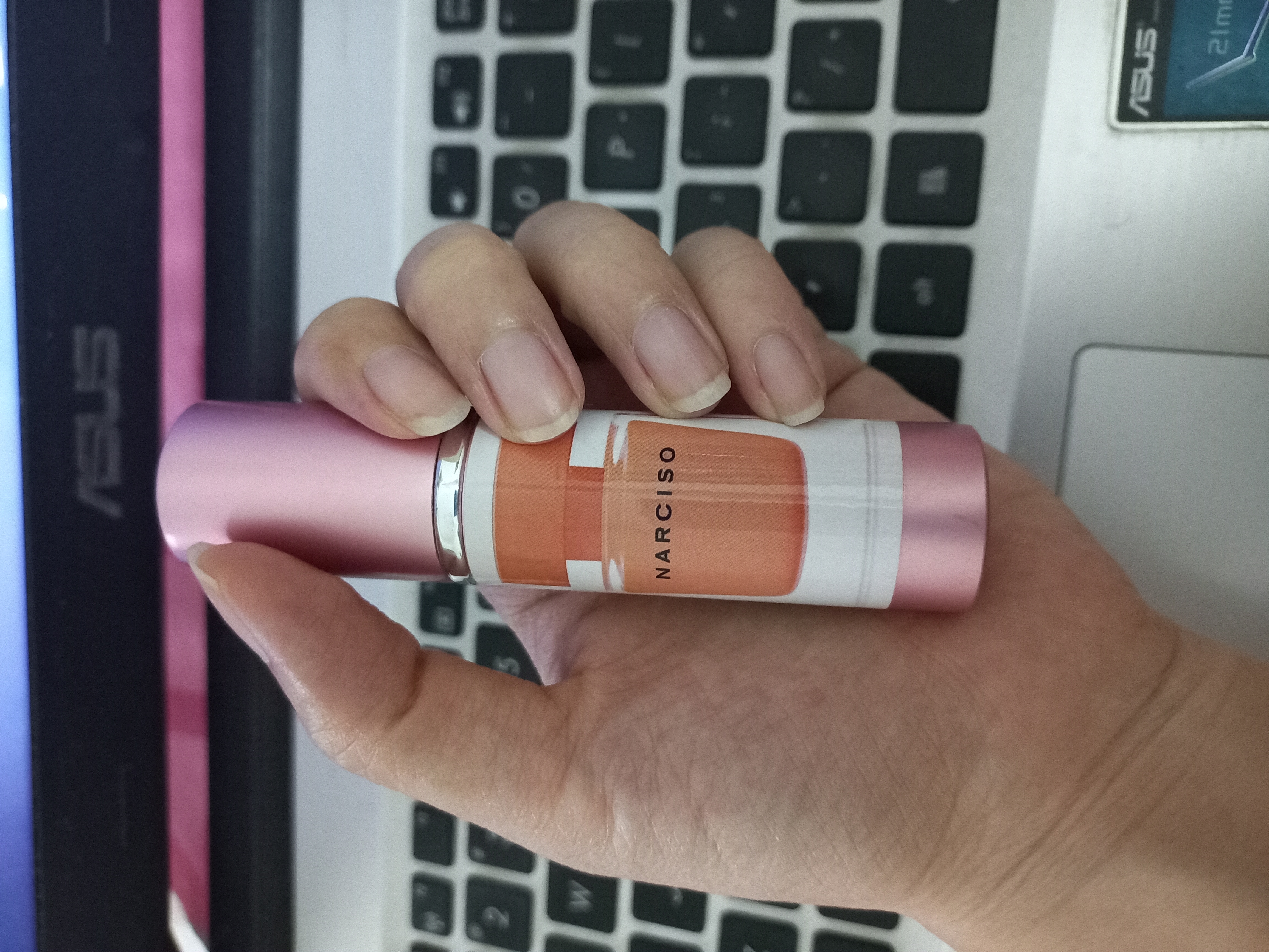 Nước hoa Narciso Ambree - Hương nước hoa nữ tính quyến rũ, sang trọng với hoa sứ, xạ hương và vanilla.