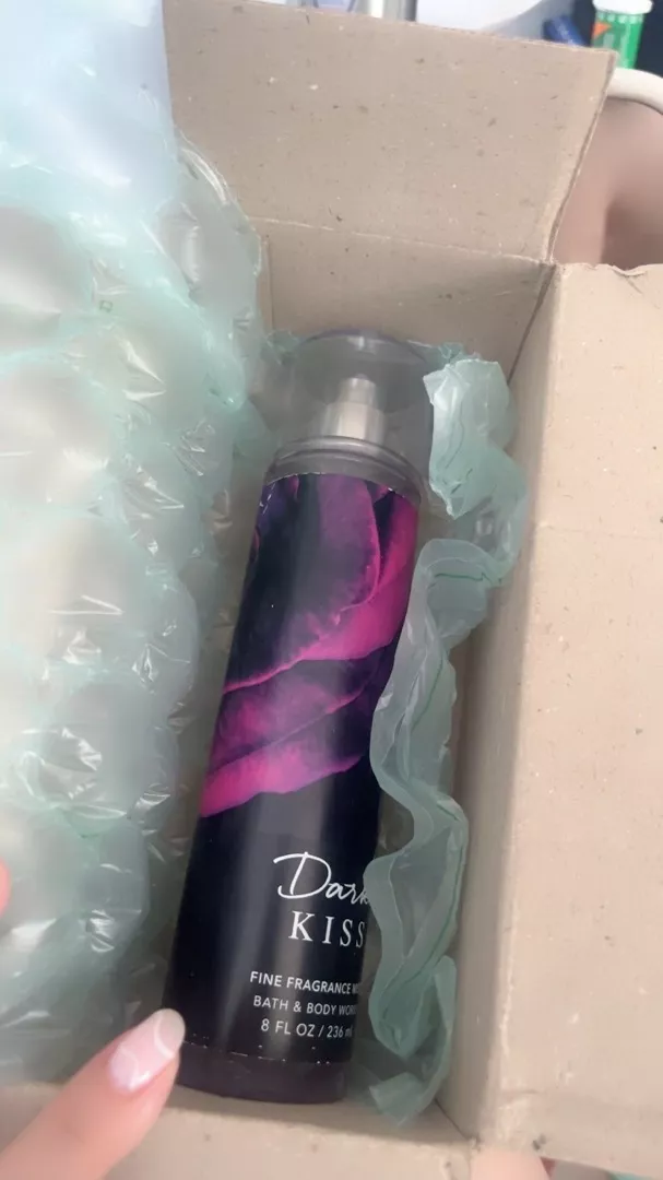 Xịt Thơm Toàn Thân Bath & Body Works Dark Kiss 236ml - Hương Hoa Hồng Sang Trọng & Quyến Rũ - Dưỡng Ẩm & Mát Lạnh