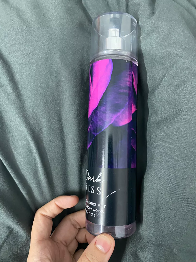 Xịt Thơm Toàn Thân Bath & Body Works Dark Kiss 236ml - Hương Hoa Hồng Sang Trọng & Quyến Rũ - Dưỡng Ẩm & Mát Lạnh