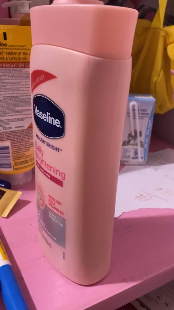 Sữa Dưỡng Thể Vaseline Hồng 725ml - Dưỡng Ẩm, Làm Mịn & Trắng Da Với Vitamin B3, Sữa Chua - Phù Hợp Mọi Làn Da
