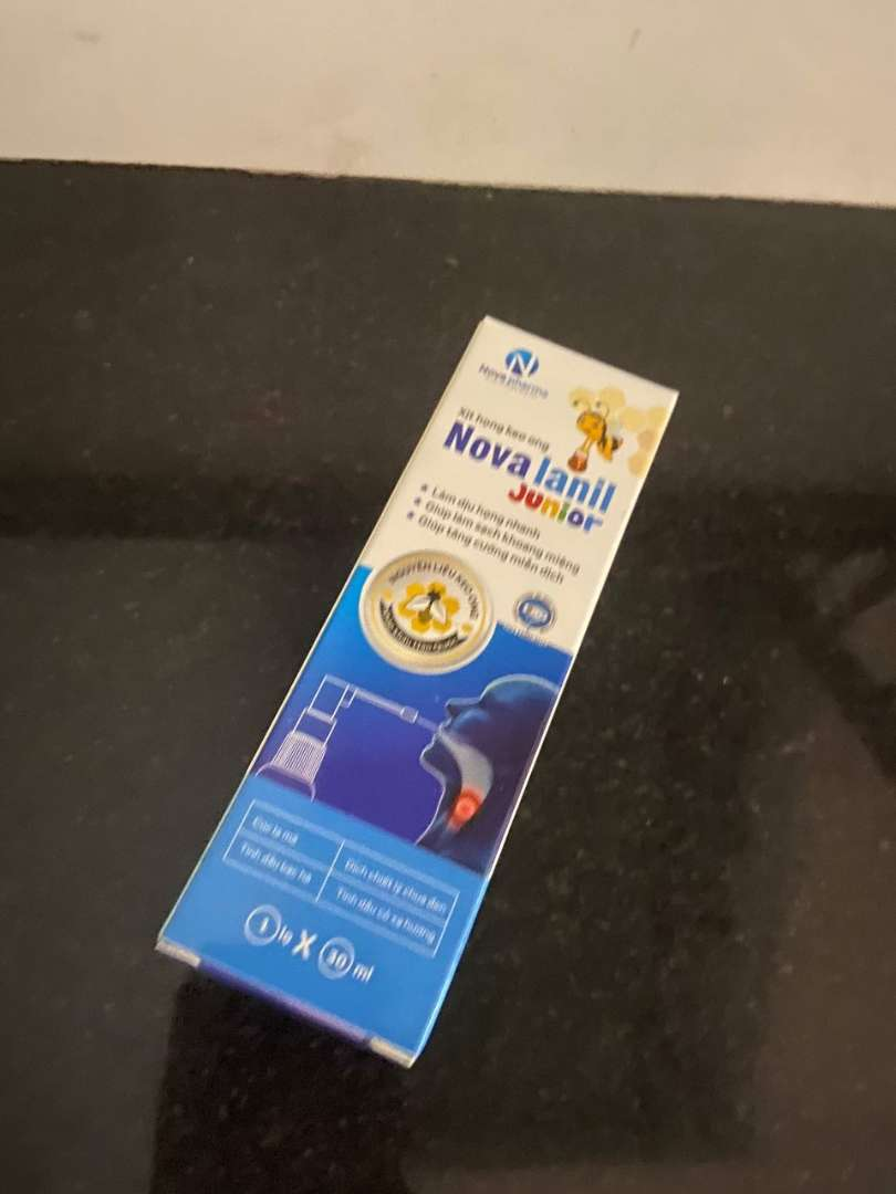 Xịt Keo Ong Nova Lanil Junior 30ml - Giúp Làm Dịu Họng, Sạch Khoang Miệng Cho Trẻ 6 Tháng Tuổi Trở Lên, Dễ Dùng, Thiên Nhiên