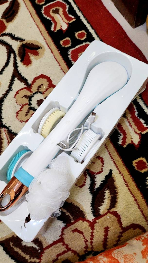 Bàn chải tắm điện tự động Mifan - Thiết bị làm đẹp 4 trong 1, công nghệ massage và làm sạch sâu cho cơ thể với 4 đầu chải, chống nước IPX6.