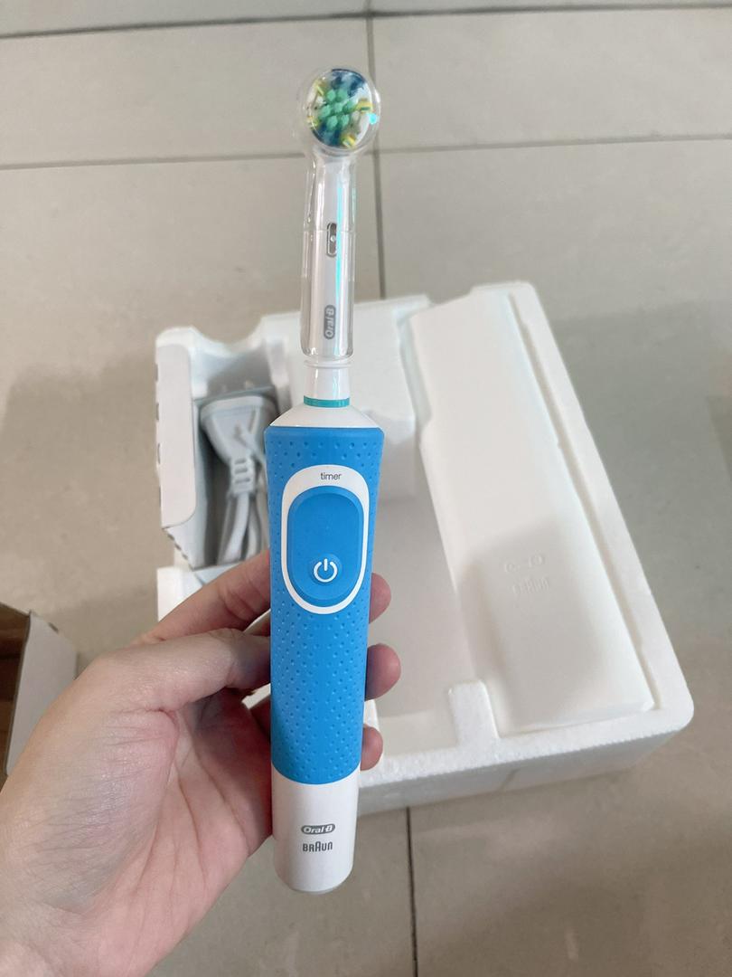 Bàn Chải Đánh Răng Điện Oral-B Pro 100 - Công Nghệ Làm Sạch Đột Phá, Tay Cầm Chống Nước, Hỗ Trợ Chăm Sóc Răng Miệng Toàn Diện