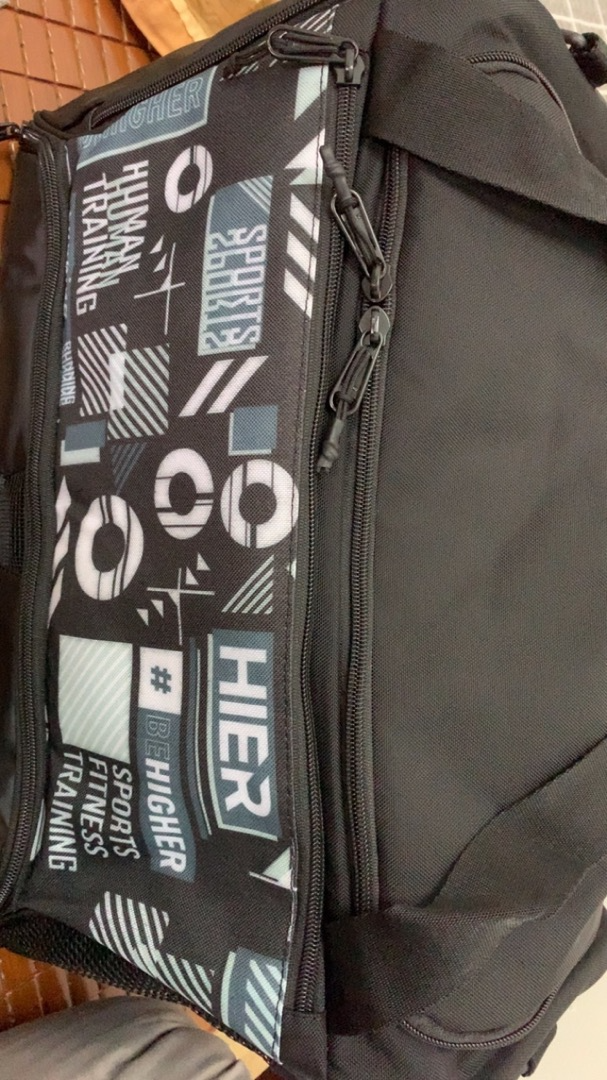 Túi trống Hier Graphic Training Duffel Bag - Dụng cụ thể thao với ngăn để giày tách biệt và thiết kế thời trang, tiện lợi cho mọi hoạt động chống thấm nước.
