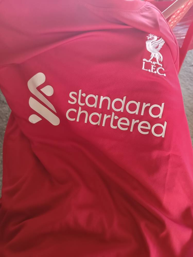 Bộ Quần Áo Thể Thao Câu Lạc Bộ Liverpool 23/24 - Áo Thun Đỏ Chất Liệu Dri-FIT, Logo Sắc Nét, Dành Cho Fan Bóng Đá