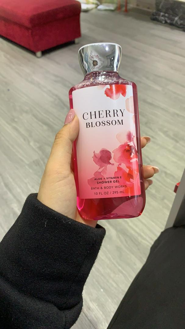 Sữa Tắm Bath and Body Works Mỹ - Hương Hoa Anh Đào Cherry Blossom Ngọt Ngào, Dưỡng Ẩm và Thư Giãn 295ml