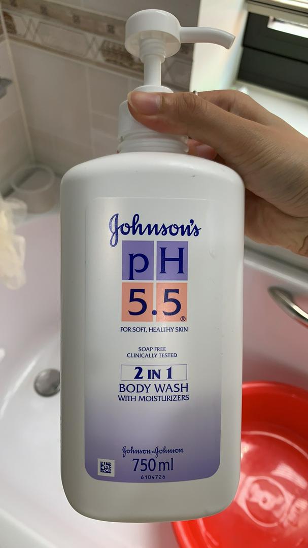Sữa Tắm Johnson's 2in1 pH 5.5 - Sữa Tắm Dưỡng Ẩm Chăm Sóc Da Mềm Mại & Khỏe Mạnh 750ml Chính Hãng
