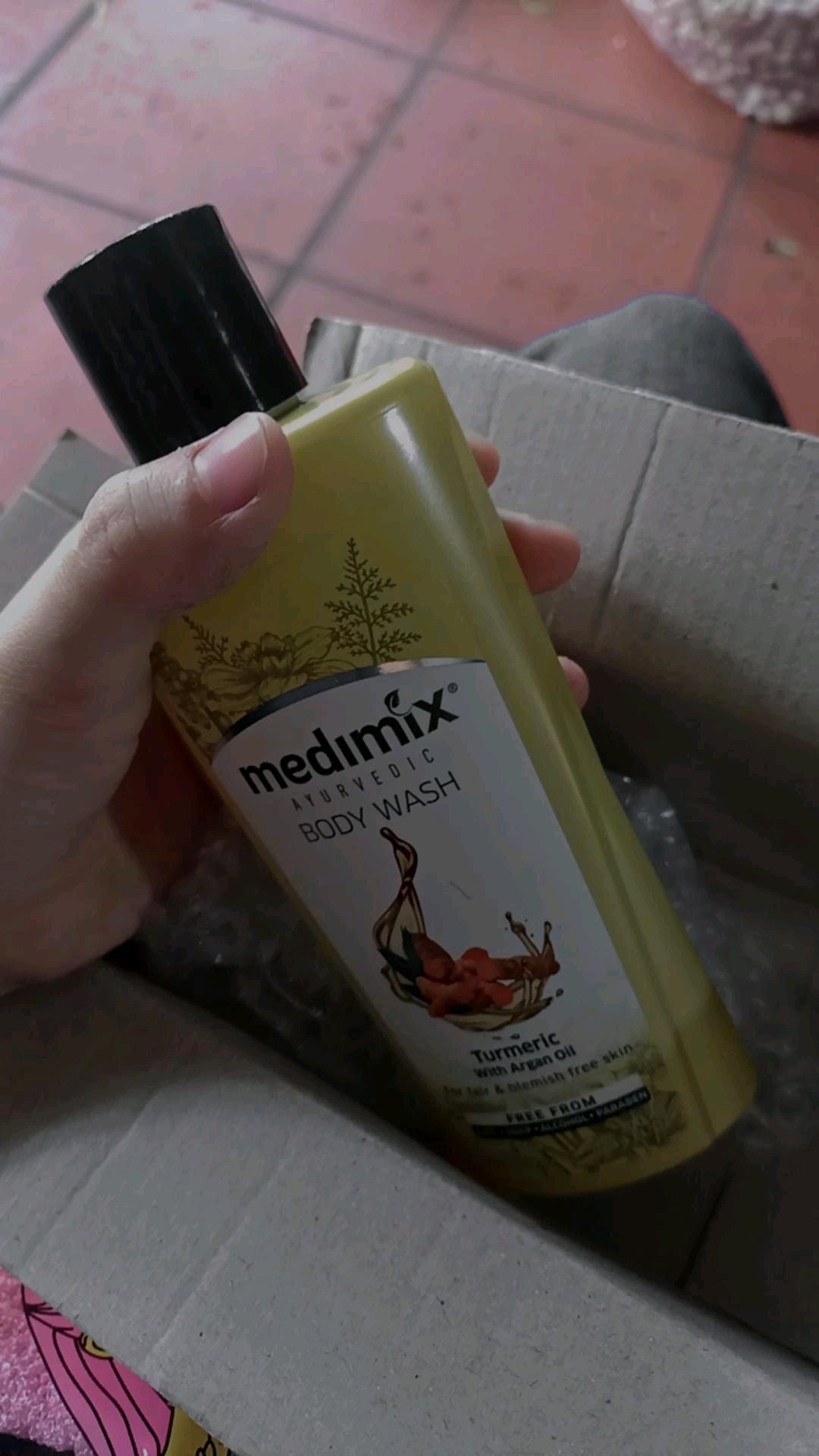 Sữa tắm Medimix nghệ & dầu Argan 300ml - Tẩy tế bào chết, làm sáng da, giảm vết thâm, an toàn cho mọi loại da, không chứa hóa chất độc hại.