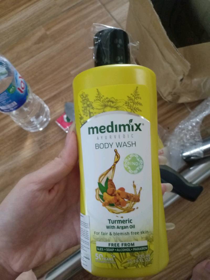 Sữa tắm Medimix nghệ & dầu Argan 300ml - Tẩy tế bào chết, làm sáng da, giảm vết thâm, an toàn cho mọi loại da, không chứa hóa chất độc hại.