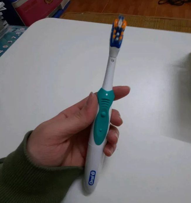 Bàn Chải Pin Oral-B Complete Action - Công Nghệ Làm Sạch Sâu, Đầu Chải Kép, Thời Gian Sử Dụng Trên 1 Tháng