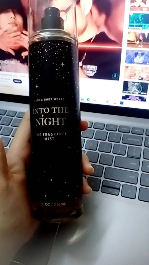 Xịt Thơm Toàn Thân Bath & Body Works Into The Night - Hương Hoa Nhài và Quả Mọng Đen Sang Trọng, Lưu Hương Lên Đến 7 Giờ
