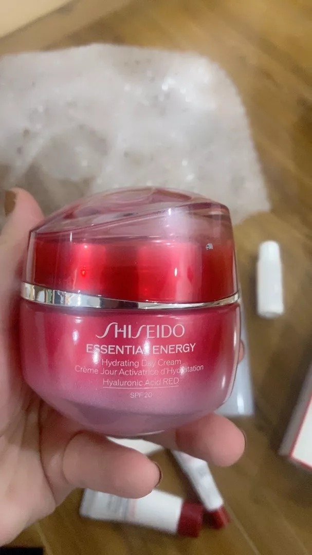 Kem Dưỡng Da Ban Ngày Shiseido Essential Energy Hydrating Cream 50ml - Bảo Vệ Da SPF20, Cung Cấp Độ Ẩm và Làm Sáng Da