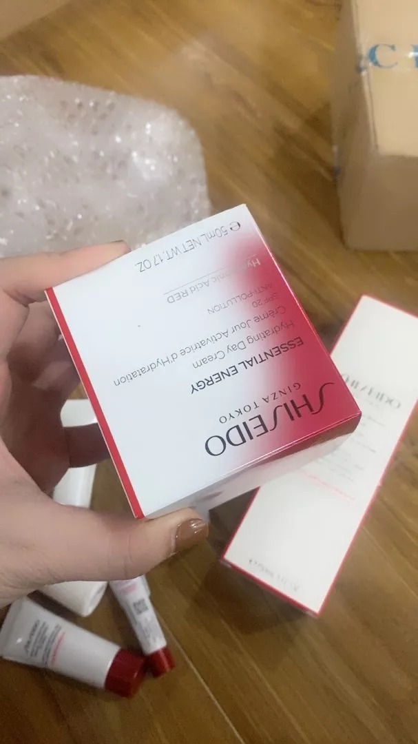 Kem Dưỡng Da Ban Ngày Shiseido Essential Energy Hydrating Cream 50ml - Bảo Vệ Da SPF20, Cung Cấp Độ Ẩm và Làm Sáng Da