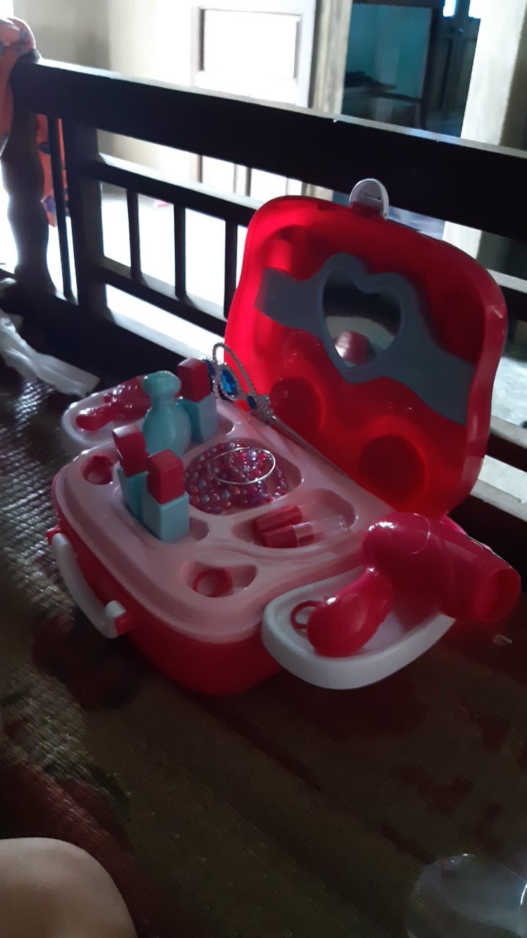 Hộp đồ chơi trang điểm Toys House 008-917 - Bộ trang điểm nhiều chi tiết cho bé, an toàn và sáng tạo, phát huy khả năng nghệ thuật