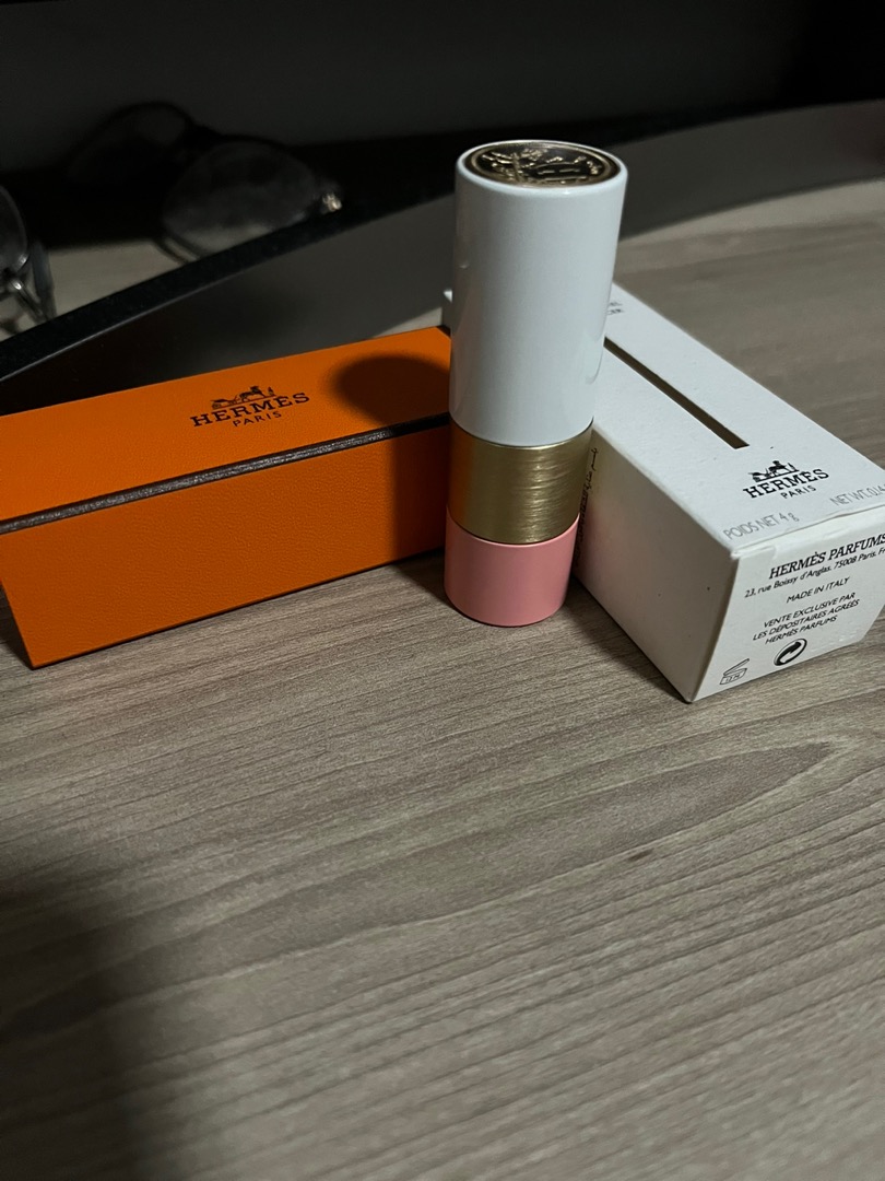 Son dưỡng môi Hermes 30 Rose D’ete màu hồng nude - Chất son mịn, dưỡng ẩm giúp môi mềm mượt, thanh lịch cho mọi dịp.