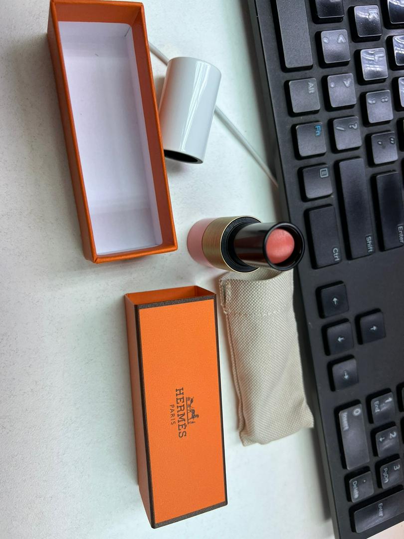 Son dưỡng môi Hermes 30 Rose D’ete màu hồng nude - Chất son mịn, dưỡng ẩm giúp môi mềm mượt, thanh lịch cho mọi dịp.