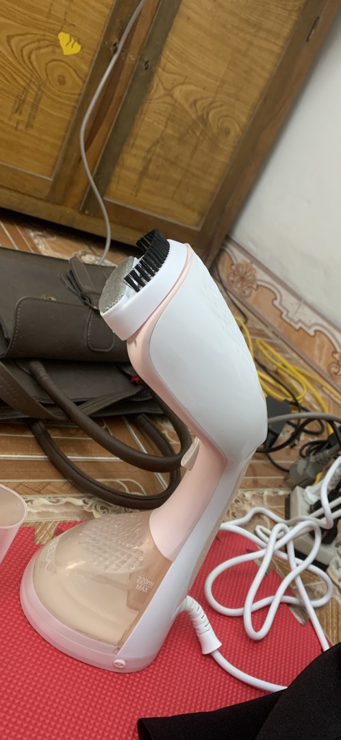 Bàn là hơi nước cầm tay Seka SK546 - Công suất 1500W, 7 lỗ phun, thiết kế gọn nhẹ, ủi phẳng mọi chất liệu vải, bảo hành 12 tháng.