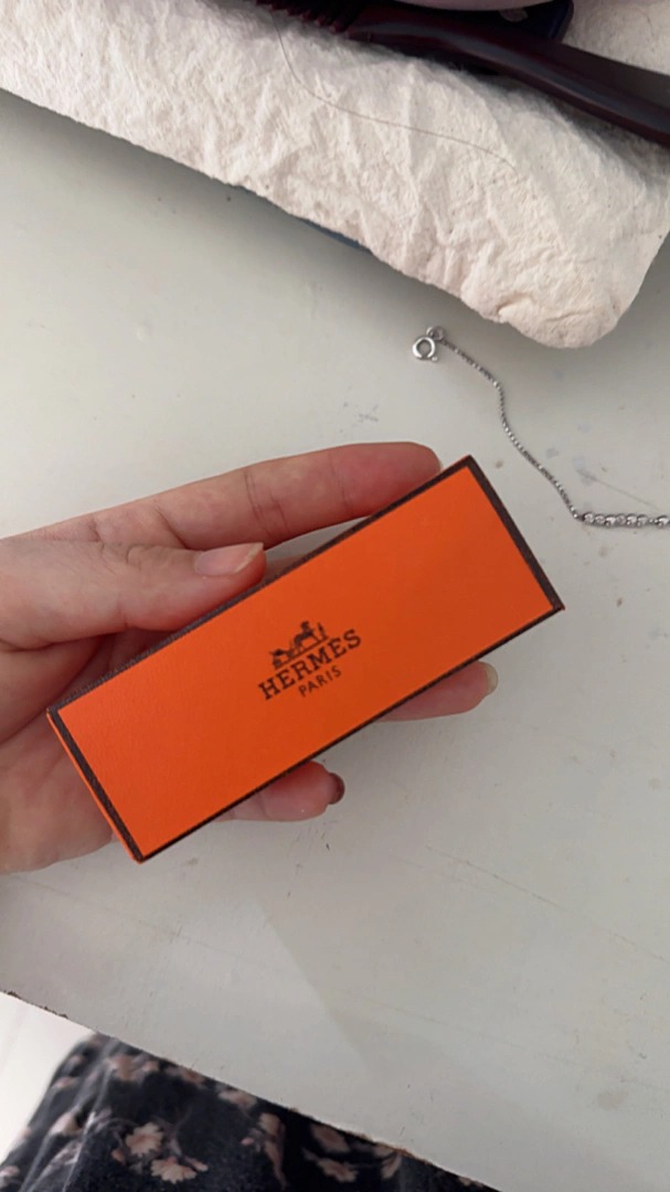 Son Rouge Hermès Satin Màu 75 - Rouge Amazone Đỏ Thuần, Chất Son Mượt, Độ Bám Màu Tốt - Phù Hợp Mọi Phong Cách Trang Điểm
