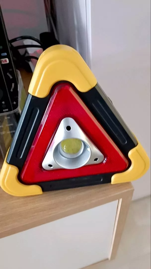 Đèn LED Cảnh Báo Tam Giác Pin Sạc Đa Năng - Đèn Tích Hợp Chức Năng Cảnh Báo & Chiếu Sáng - Chất Liệu ABS Bền, Gọn Nhẹ, Thời Gian Sử Dụng Lên Đến 8 Giờ