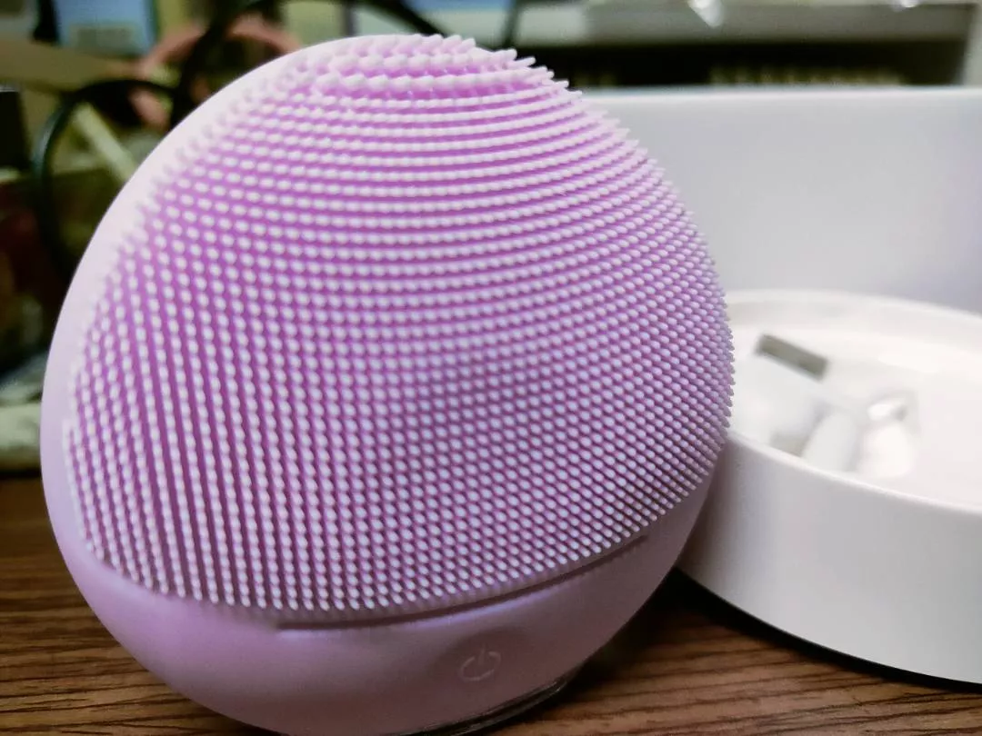 Máy rửa mặt Halio Sensitive Facial Cleansing & Massaging Device Purple Rain - Thiết kế an toàn cho da nhạy cảm, Bảo hành 1 năm