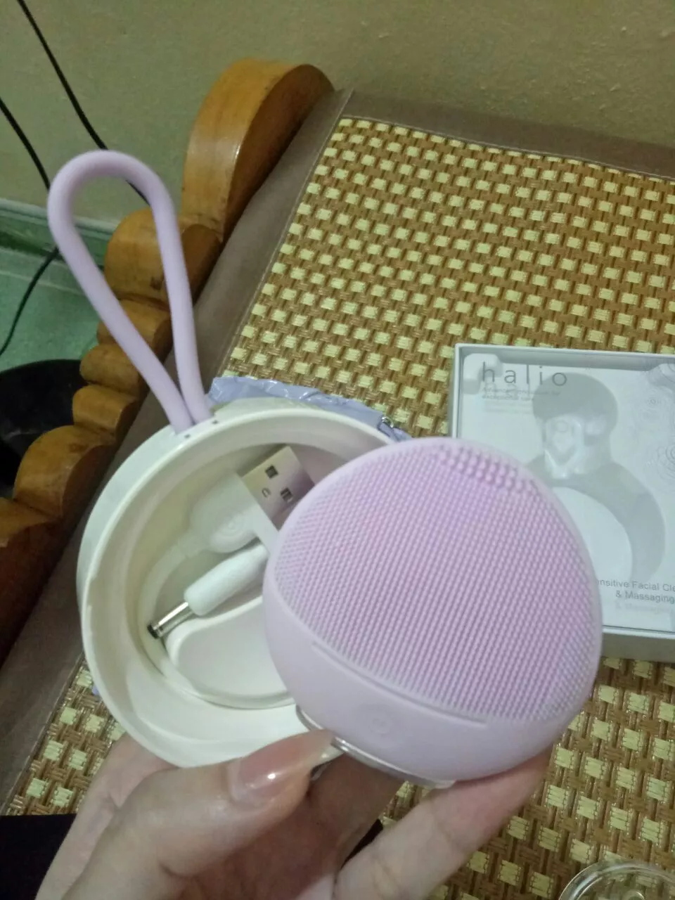 Máy rửa mặt Halio Sensitive Facial Cleansing & Massaging Device Purple Rain - Thiết kế an toàn cho da nhạy cảm, Bảo hành 1 năm