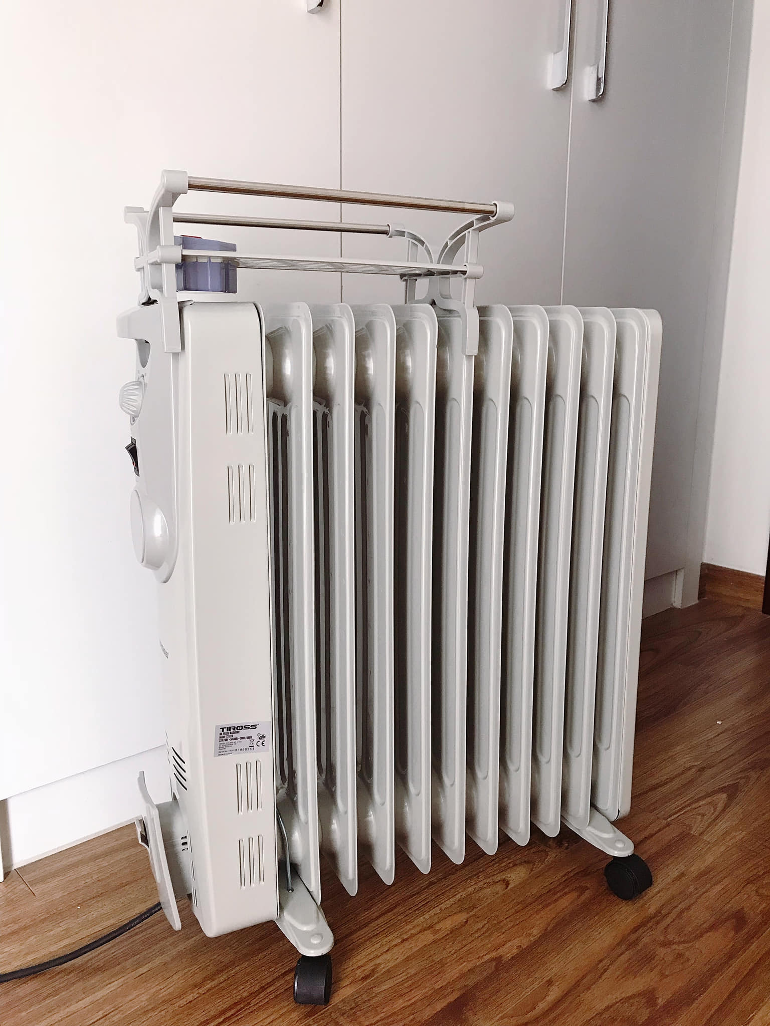 Máy Sưởi Dầu Tiross TS924 - 11 Thanh Nhiệt, Sưởi Ấm Hiệu Quả, Không Đốt Oxy, Thích Hợp Cho Gia Đình Có Trẻ Nhỏ và Người Già
