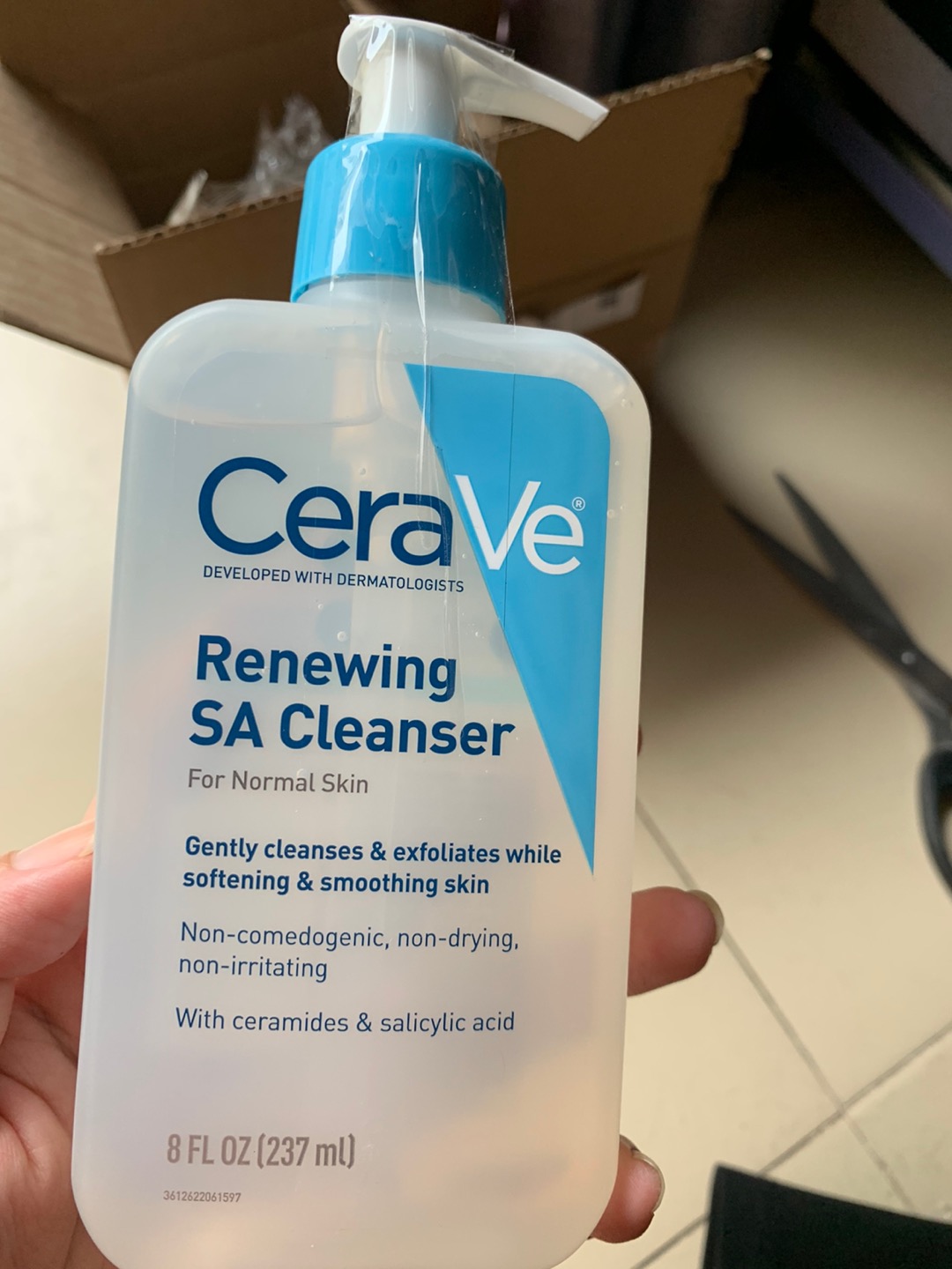 Sữa Rửa Mặt Cerave Renewing SA Cleanser 236ml - Chống Mụn, Độ pH 5.5, Dành Cho Da Dầu và Hỗn Hợp, Thành Phần Axit Salicylic