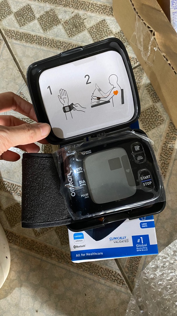 Máy Đo Huyết Áp Cổ Tay Omron Hem 6232T - Kết Nối Bluetooth, Theo Dõi Sức Khỏe Tim Mạch, Thiết Kế Nhỏ Gọn, Đầy Đủ Tính Năng
