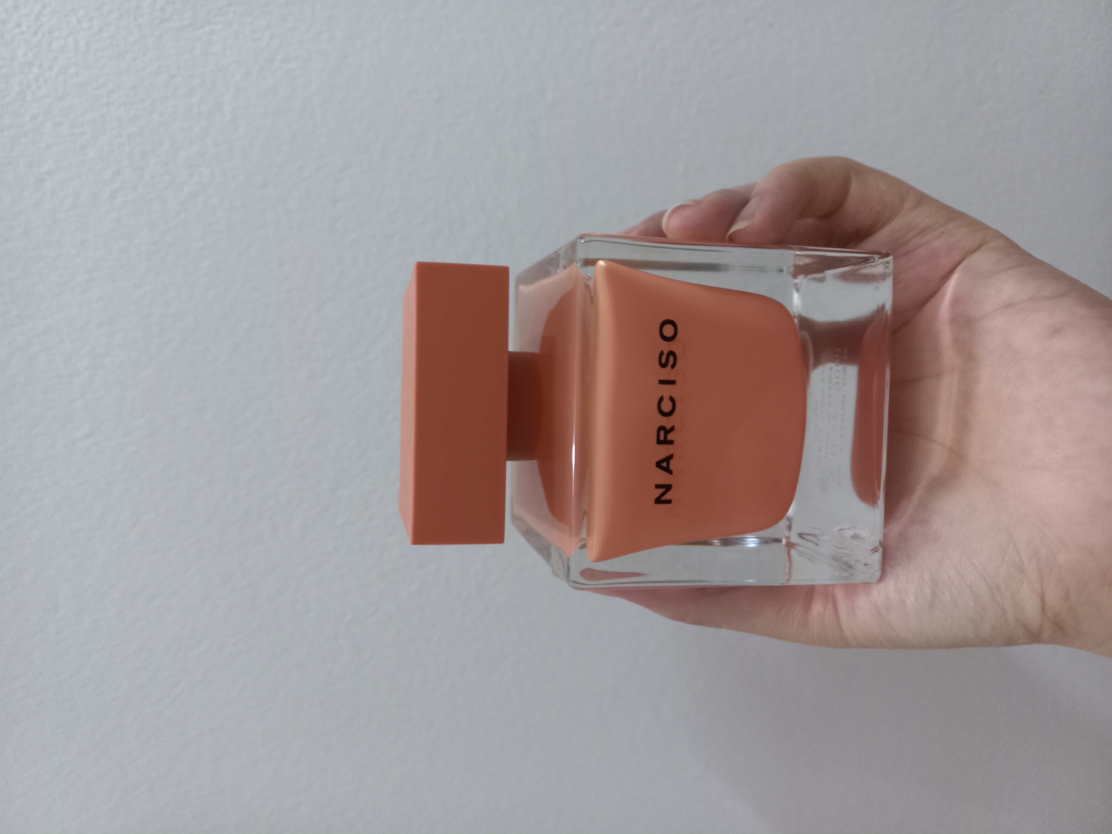 Nước hoa Narciso Ambree - Hương nước hoa nữ tính quyến rũ, sang trọng với hoa sứ, xạ hương và vanilla.